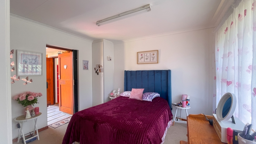 5 Bedroom Property for Sale in Glentana Western Cape